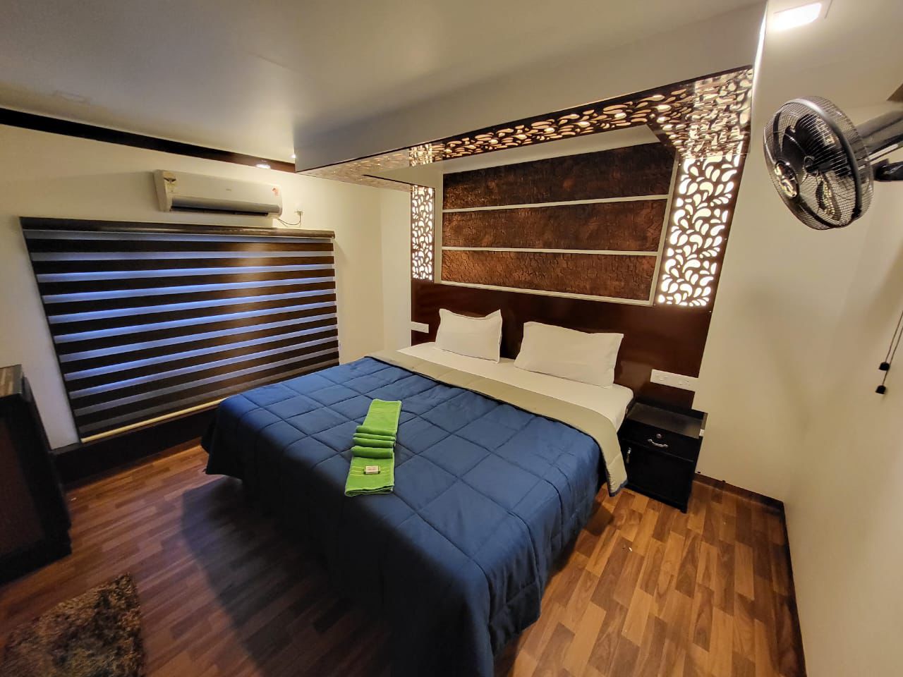 Guest room aboard Angel Houseboats